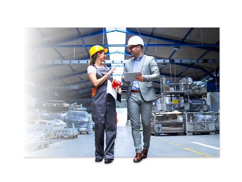 Equipo de ingeniería en una planta industrial